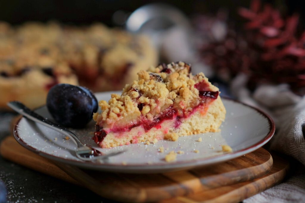 Frisch angeschnittener Zwetschgenkuchen aus der 26er Springform